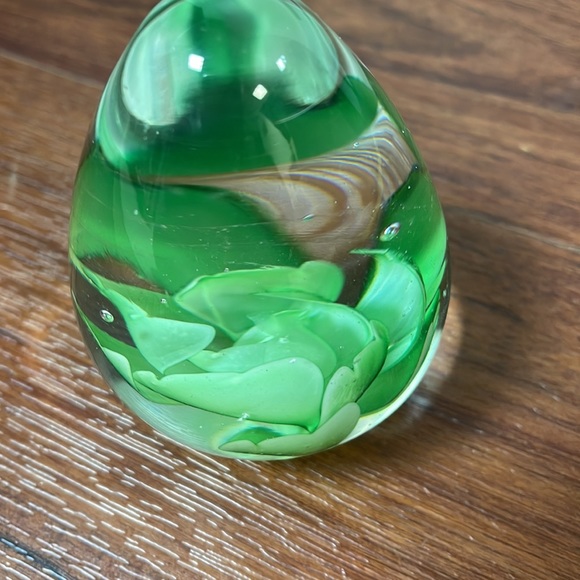Hand Blown Glass Egg Shaped Paper Weight Green Flower - Picture 14 of 17